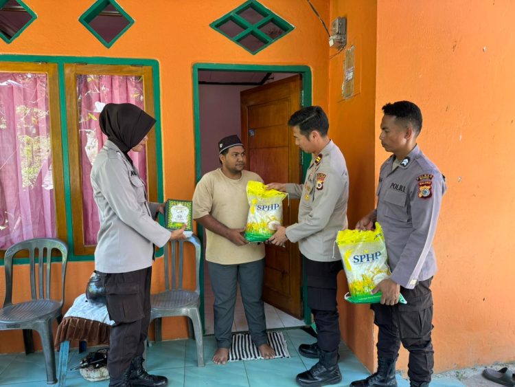 Kapolres Buru Tebar Kebaikan, Salurkan Bantuan ke 11 TPQ di  Namlea