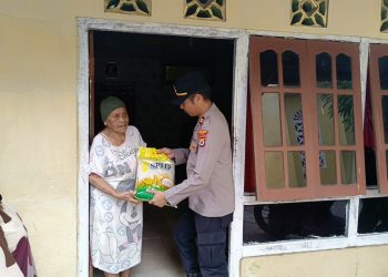 Kapolsek Namlea Salurkan Bantuan Beras Kepada Para Janda