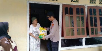 Kapolsek Namlea Salurkan Bantuan Beras Kepada Para Janda
