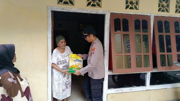 Kapolsek Namlea Salurkan Bantuan Beras Kepada Para Janda