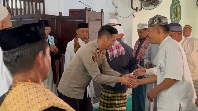 Kapolsek Namlea Bersilaturahmi Dengan Jamaah Mesjid Jabal Nur Seraya Menyampaikan Pesan Kamtibmas