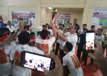 Gubernur Maluku Tutup Turnamen HL Futsal Cup 2025 di GOR Namlea