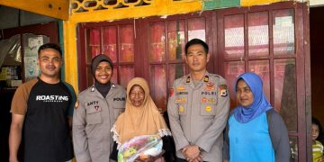 Kapolsek Namlea Berbagi Sembako Kepada Masyarakat Kurang Mampu di Jumat Berkah