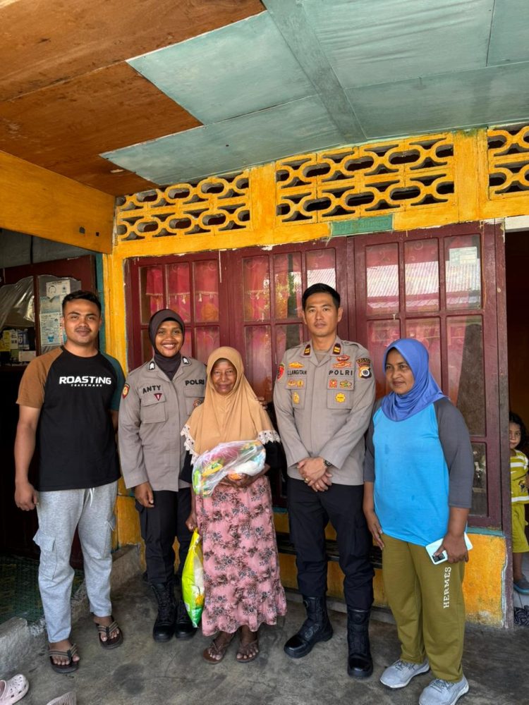 Kapolsek Namlea Berbagi Sembako Kepada Masyarakat Kurang Mampu di Jumat Berkah