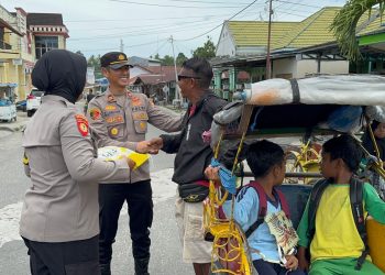 Kapolsek Namlea Berbagi Beras dan Sembako Kepada Tukang Becak