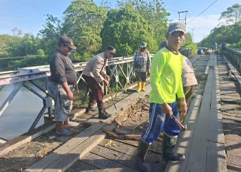 Komunitas Peduli Jalan, Bersama Bhabinkamtibmas dan Babinsa Desa Waetina Gelar Bakti Sosial