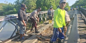 Komunitas Peduli Jalan, Bersama Bhabinkamtibmas dan Babinsa Desa Waetina Gelar Bakti Sosial