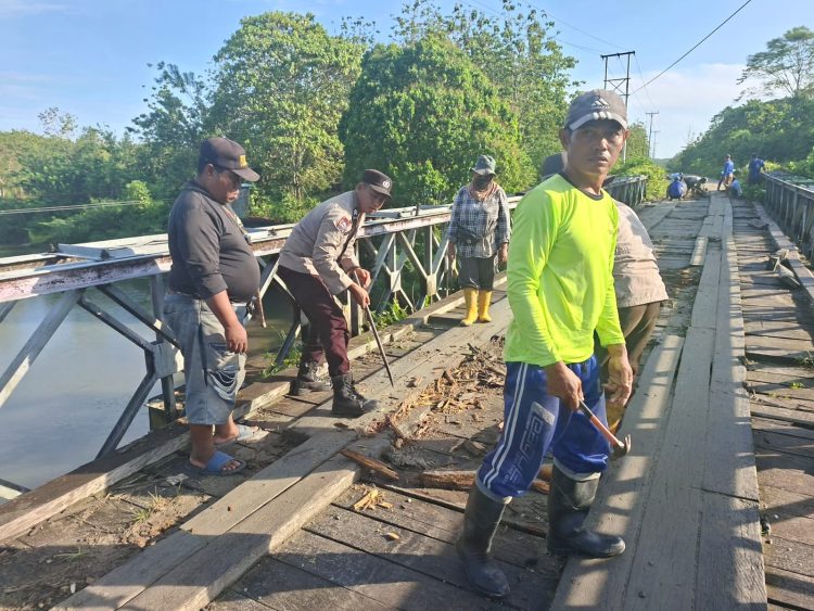 Komunitas Peduli Jalan, Bersama Bhabinkamtibmas dan Babinsa Desa Waetina Gelar Bakti Sosial