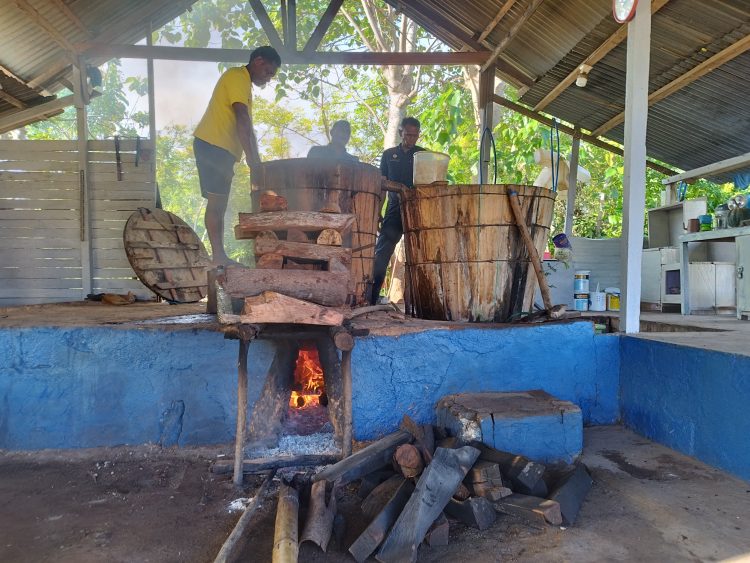 Terus Konsisten, Lapas Namlea Masifkan Produksi Minyak Kayu Putih 86