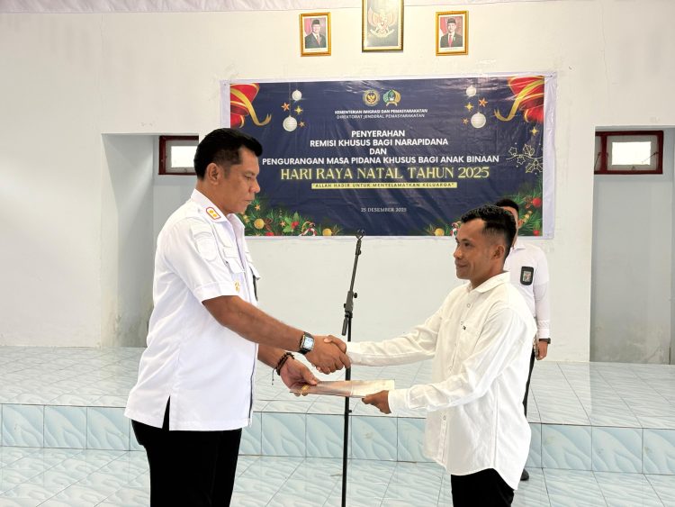 Kado Natal 2025, 10 Warga Binaan Lapas Namlea Dapat Remisi Khusus