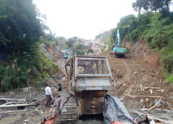 Polisi Disindir, Biarkan Eksavator PT HAM  Garap Tambang Rakyat Gunung Botak