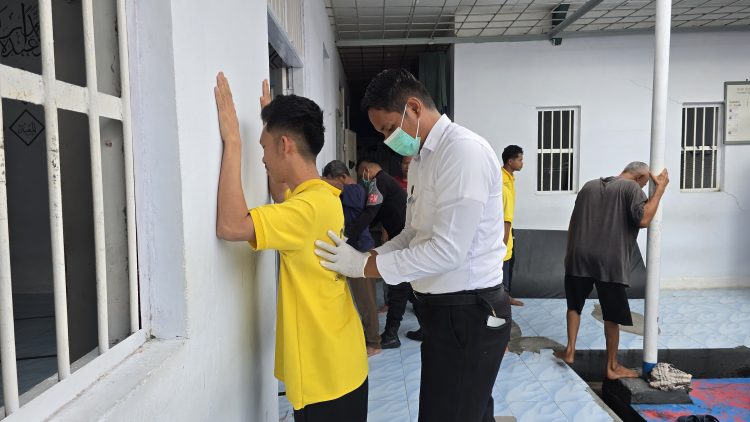 Tertibkan Barang Terlarang, Lapas Namlea Konsisten Gelar Razia Rutin