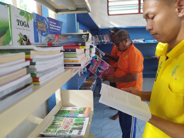 Upgrade Pengetahuan, Warga Binaan Lapas Namlea Jadikan Perpusatakaan Sarana Literasi