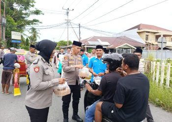 KNPI – Polsek Namlea Berbagi Takjil Lanjut Berbuka Puasa Bersama
