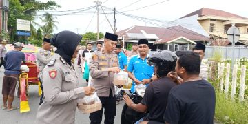 KNPI – Polsek Namlea Berbagi Takjil Lanjut Berbuka Puasa Bersama