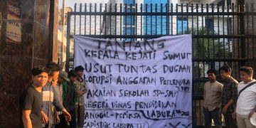GELOMBANG KEDUA MAHASISWA KEPUNG KEJATI SUMUT, TANTANG KAJATI USUT TUNTAS DUGAN KORUPSI ANGGARAN DINAS PENDIDIKAN LABURA