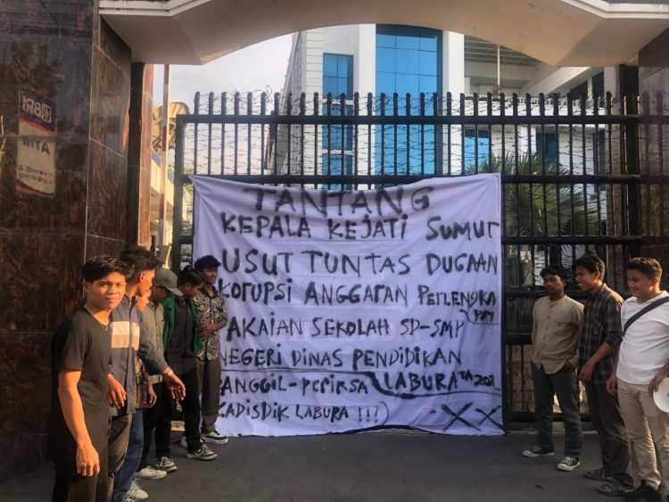 GELOMBANG KEDUA MAHASISWA KEPUNG KEJATI SUMUT, TANTANG KAJATI USUT TUNTAS DUGAN KORUPSI ANGGARAN DINAS PENDIDIKAN LABURA