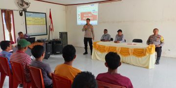 Kapolsek Namlea Sosialisasi Bahaya Miras di Marloso, Warga Serahkan 290 Liter Sopi