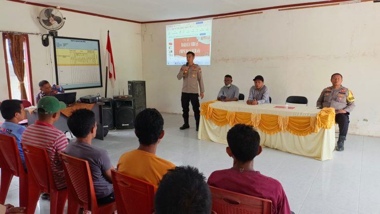 Kapolsek Namlea Sosialisasi Bahaya Miras di Marloso, Warga Serahkan 290 Liter Sopi