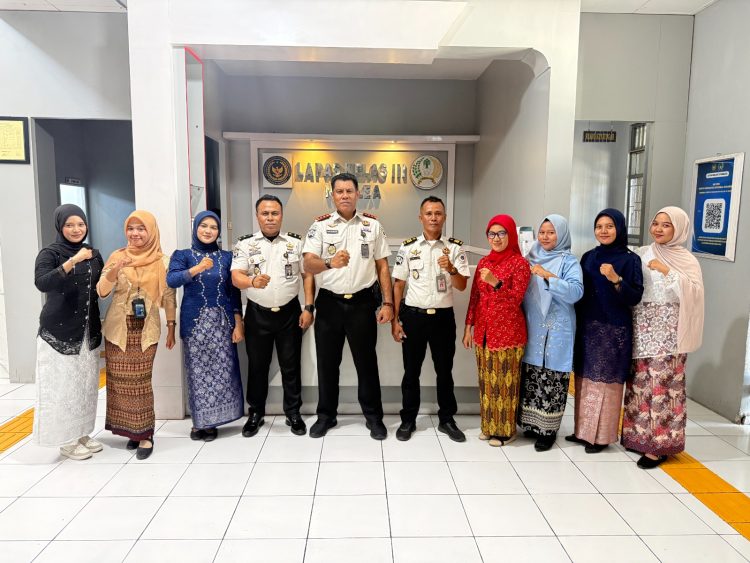 Semangat Hari Kartini, Jajaran Lapas Namlea Tampil dengan Nuansa Kebaya