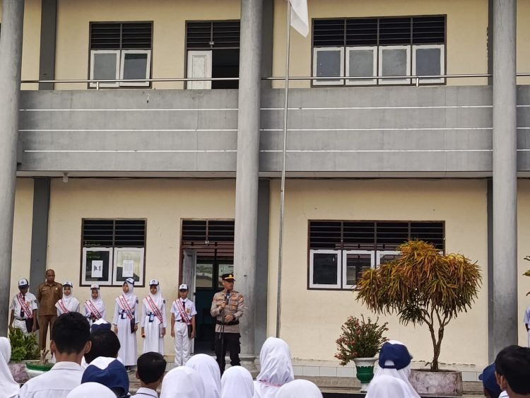 Polisi Masuk Sekolah Tabaos Kamtibmas di SMPN 1 Buru