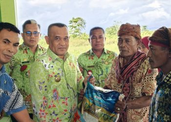 Bupati Buru Beri Santunan Kepada Warga Bialahin Yang Kena Bencana Angin Puting Beliung