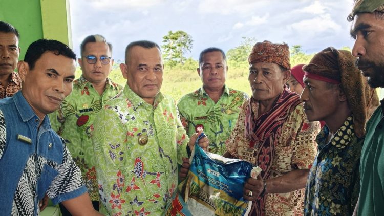 Bupati Buru Beri Santunan Kepada Warga Bialahin Yang Kena Bencana Angin Puting Beliung