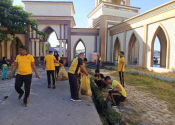 Polsek Namlea dan Fans Brazil Akeba Kabupaten Buru Kerja Bakti di Mesjid Jami