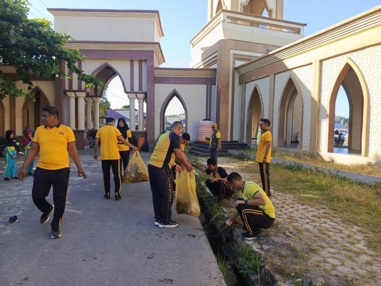 Polsek Namlea dan Fans Brazil Akeba Kabupaten Buru Kerja Bakti di Mesjid Jami