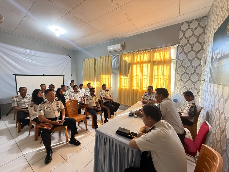 Perkuat Integritas, Kalapas Namlea  Briefing dan Berikan Arahan Strategis Bagi Pegawai