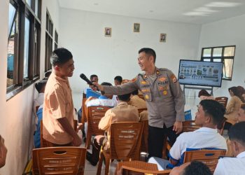 Polisi Mengajar, Kapolsek Namlea Beri Materi Membangun Kesadaran Hukum di SMK Negeri 2 Buru