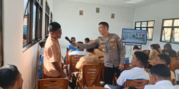 Polisi Mengajar, Kapolsek Namlea Beri Materi Membangun Kesadaran Hukum di SMK Negeri 2 Buru