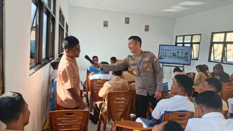 Polisi Mengajar, Kapolsek Namlea Beri Materi Membangun Kesadaran Hukum di SMK Negeri 2 Buru