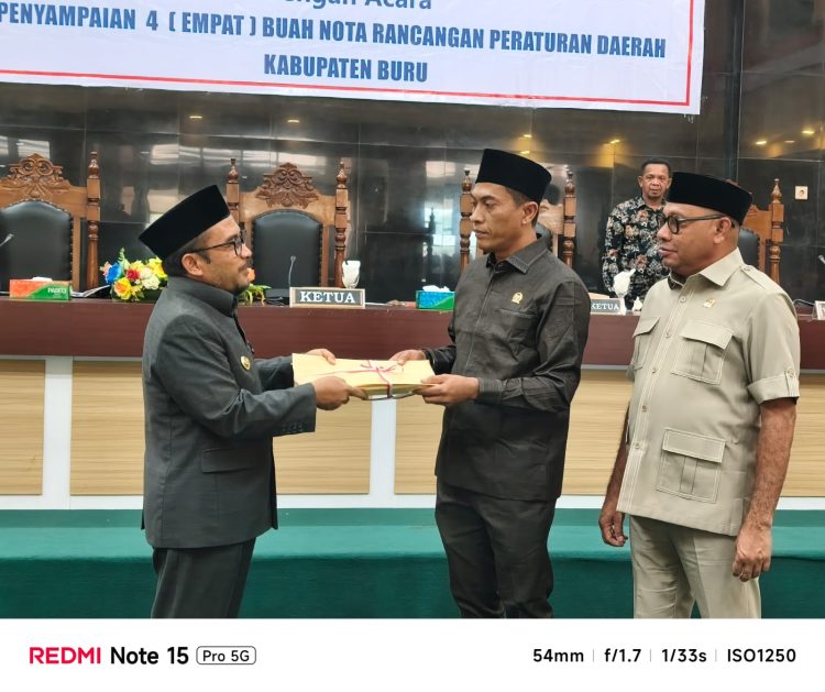 Dalam Rapat Pripurna DPRD Buru, Wabup Sudarmo Sampaikan 4 Ranperda