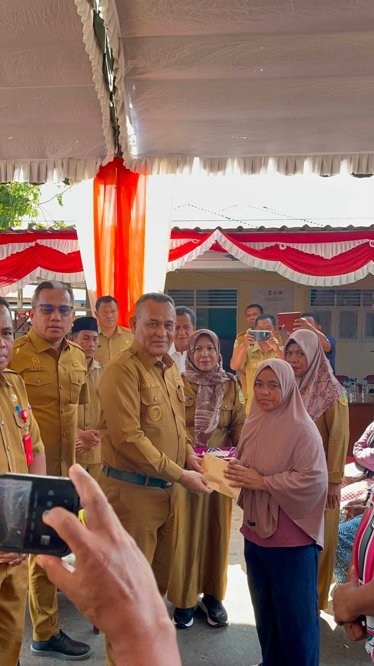 Bupati Buru Serahkan Santunan untuk Korban Kebakaran dan Musibah Laut di Namlea