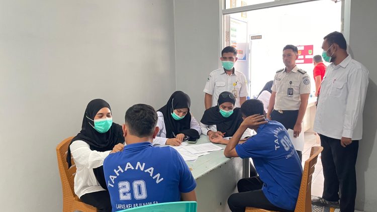 Proteksi Kesehatan Warga Binaan, Lapas Namlea Bersama Puskesmas Sawa Gelar CKG dan Skrining Penyakit Menular