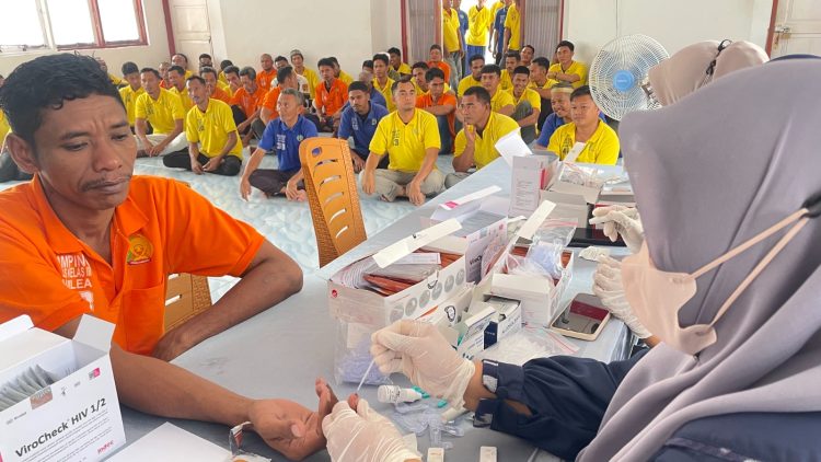 Lapas Namlea – Puskesmas Sawa Gelar Skrining Penyakit Menular Tahap 2, 150 Warga Binaan Diperiksa