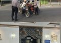 Polsek Namlea Bagikan Masker Gratis Kepada Masyarakat