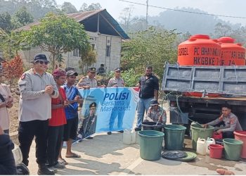 Kapolres Bursel Salurkan Air Bersih, AKBP Andi P. Lorena Hadirkan Kepedulian di Tengah Kemarau