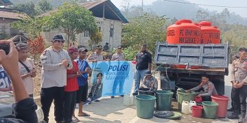 Kapolres Bursel Salurkan Air Bersih, AKBP Andi P. Lorena Hadirkan Kepedulian di Tengah Kemarau
