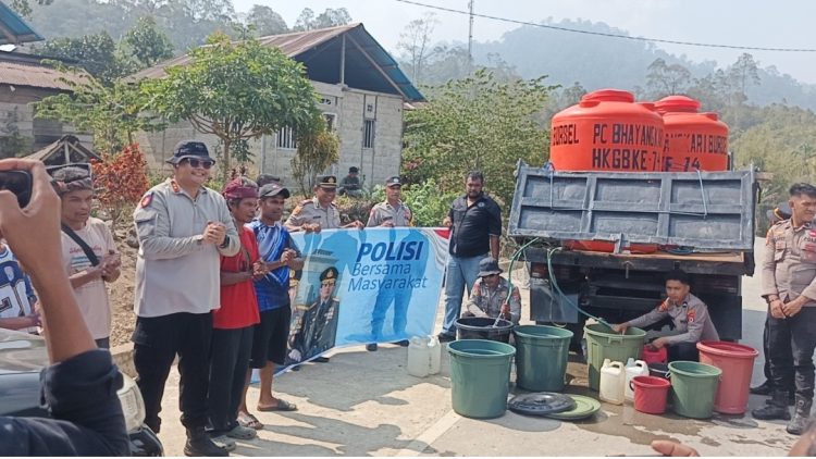 Kapolres Bursel Salurkan Air Bersih, AKBP Andi P. Lorena Hadirkan Kepedulian di Tengah Kemarau